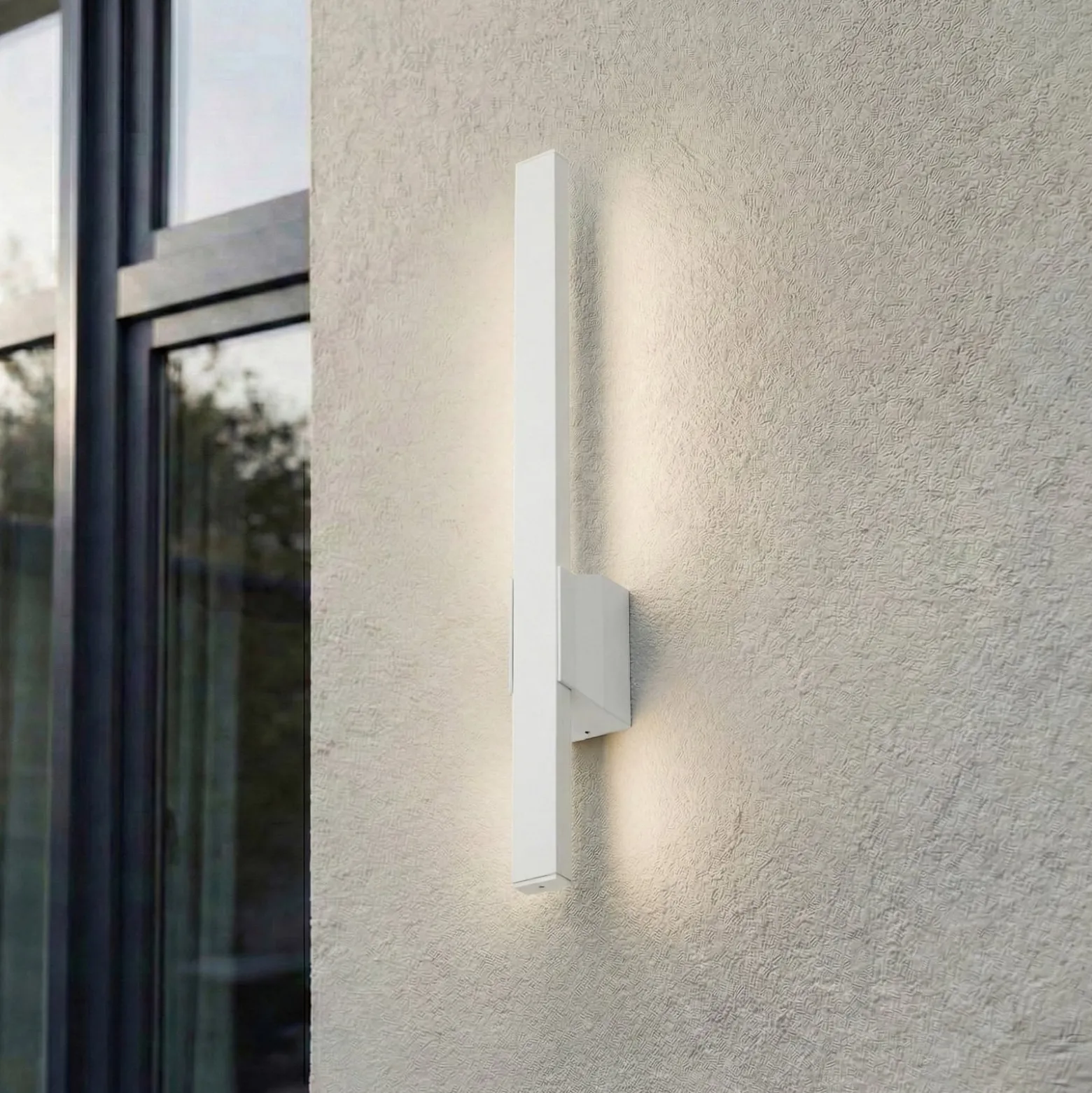 Lindby LED-ulkoseinävalaisin Sakari, valkoinen, alumiini, korkeus 50 cm