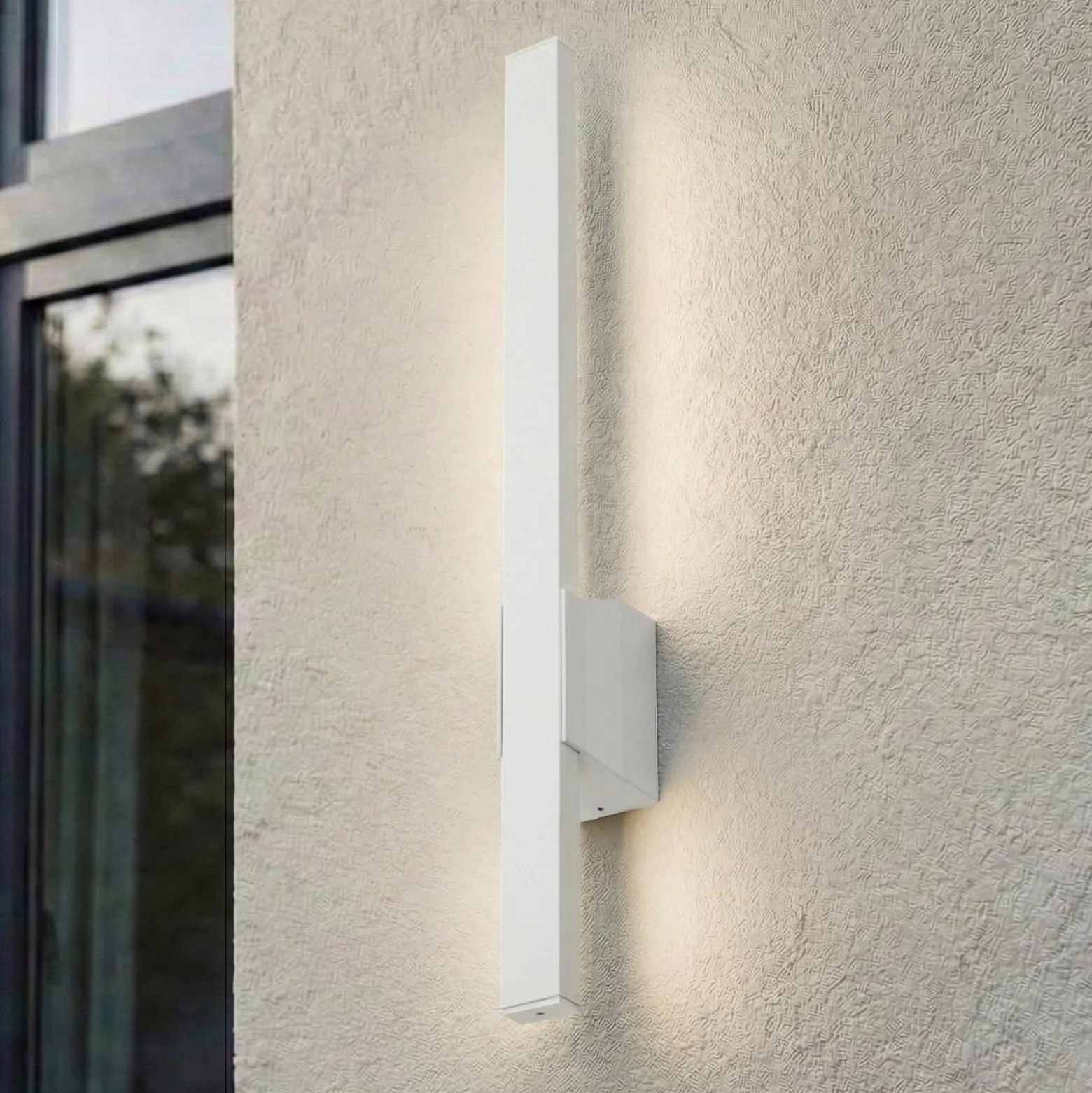 Lindby LED-ulkoseinävalaisin Sakari, valkoinen, alumiini, korkeus 50 cm