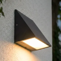 Lindby LED-ulkoseinävalaisin Triava, musta, alumiini, IP65