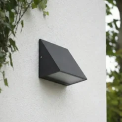 Lindby LED-ulkoseinävalaisin Triava, musta, alumiini, IP65