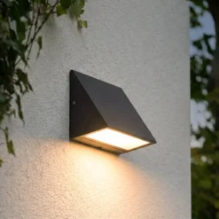 Lindby LED-ulkoseinävalaisin Triava, musta, alumiini, IP65