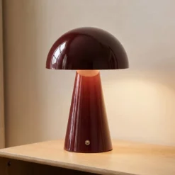 Lindby Nevijo LED-akkukäyttöinen pöytävalaisin, punainen, halkaisija 20 cm,