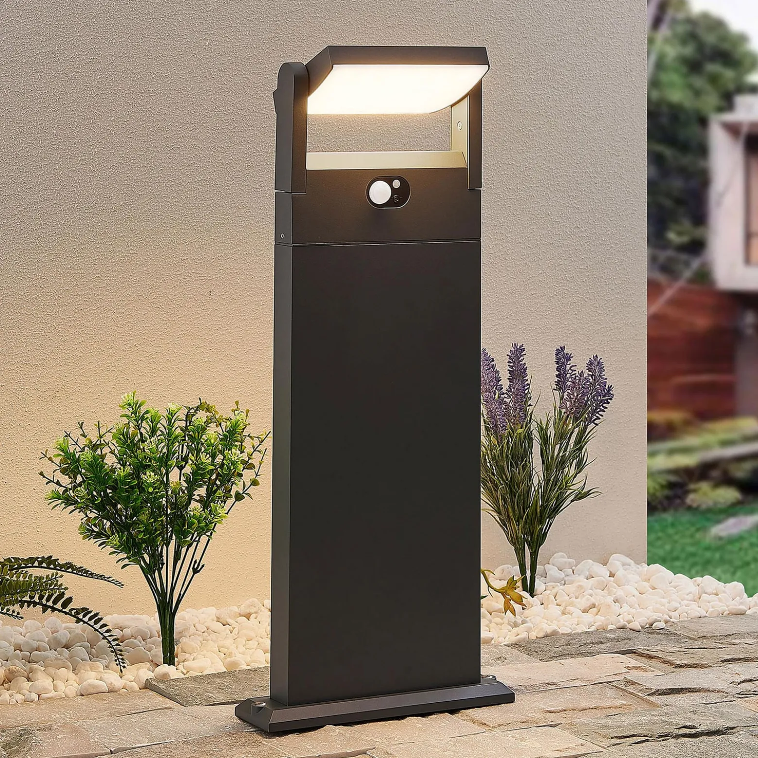 Lindby Novalie LED-aurinkopolkuvalaisin