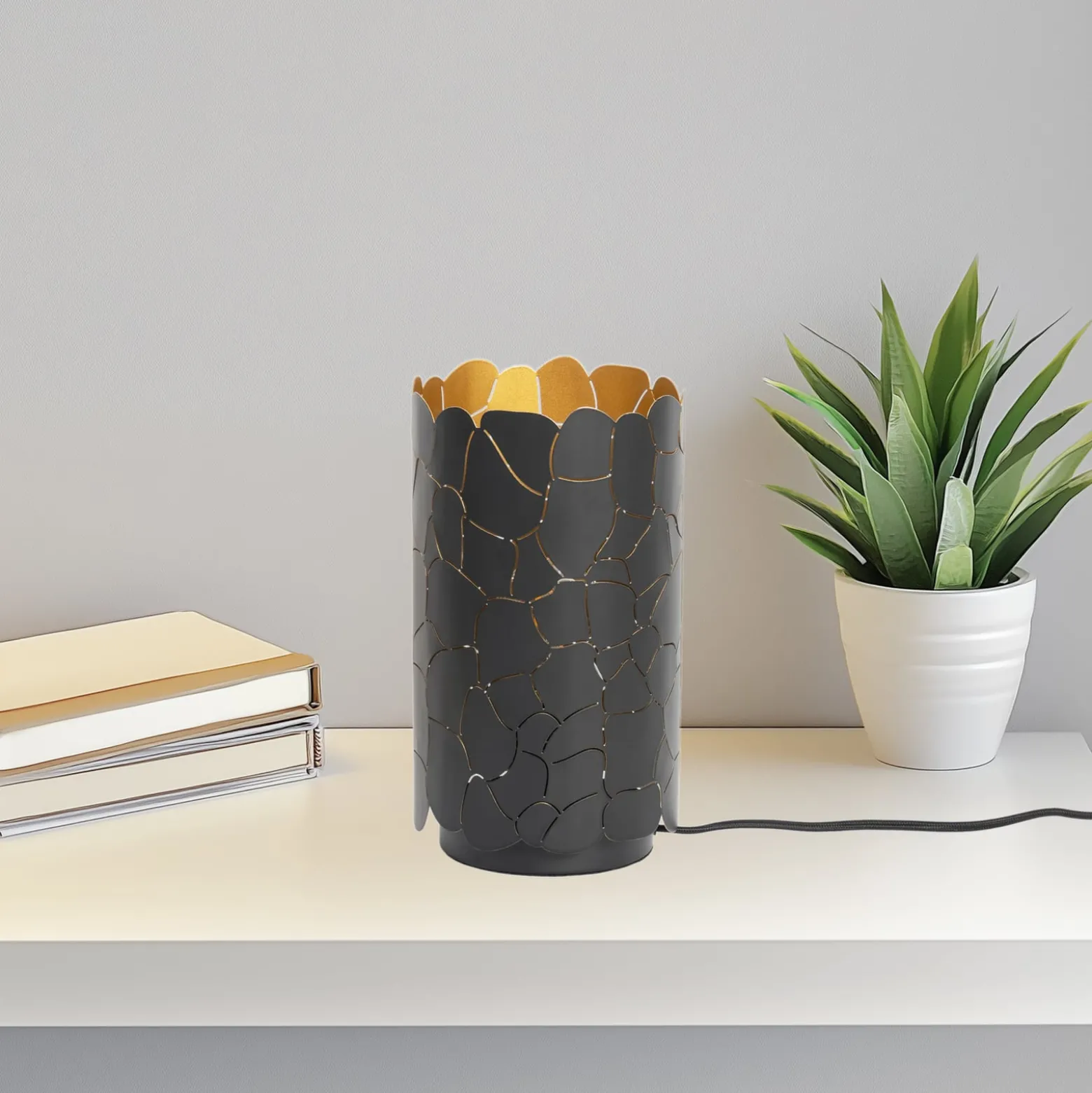 Lindby pöytävalaisin Aralena, musta/kulta, korkeus 26,5 cm