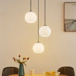 Lindby riippuvalaisin Jurian, Ø 32 cm, 3-valo, nikkeli/opal, lasi