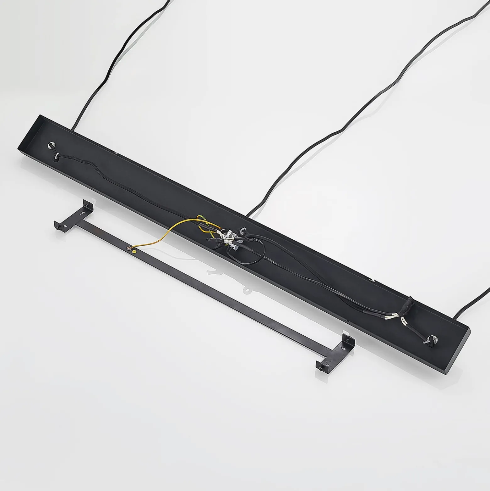 Lindby Riippuvalaisin Tarjei, pituus 120cm, musta/kulta, metallia