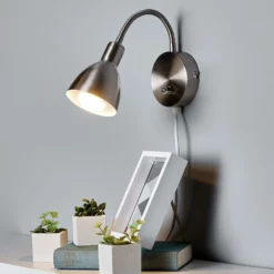 Lindby seinävalaisin Amrei, nikkelin värinen, 42cm, pistoke, himmennettävä