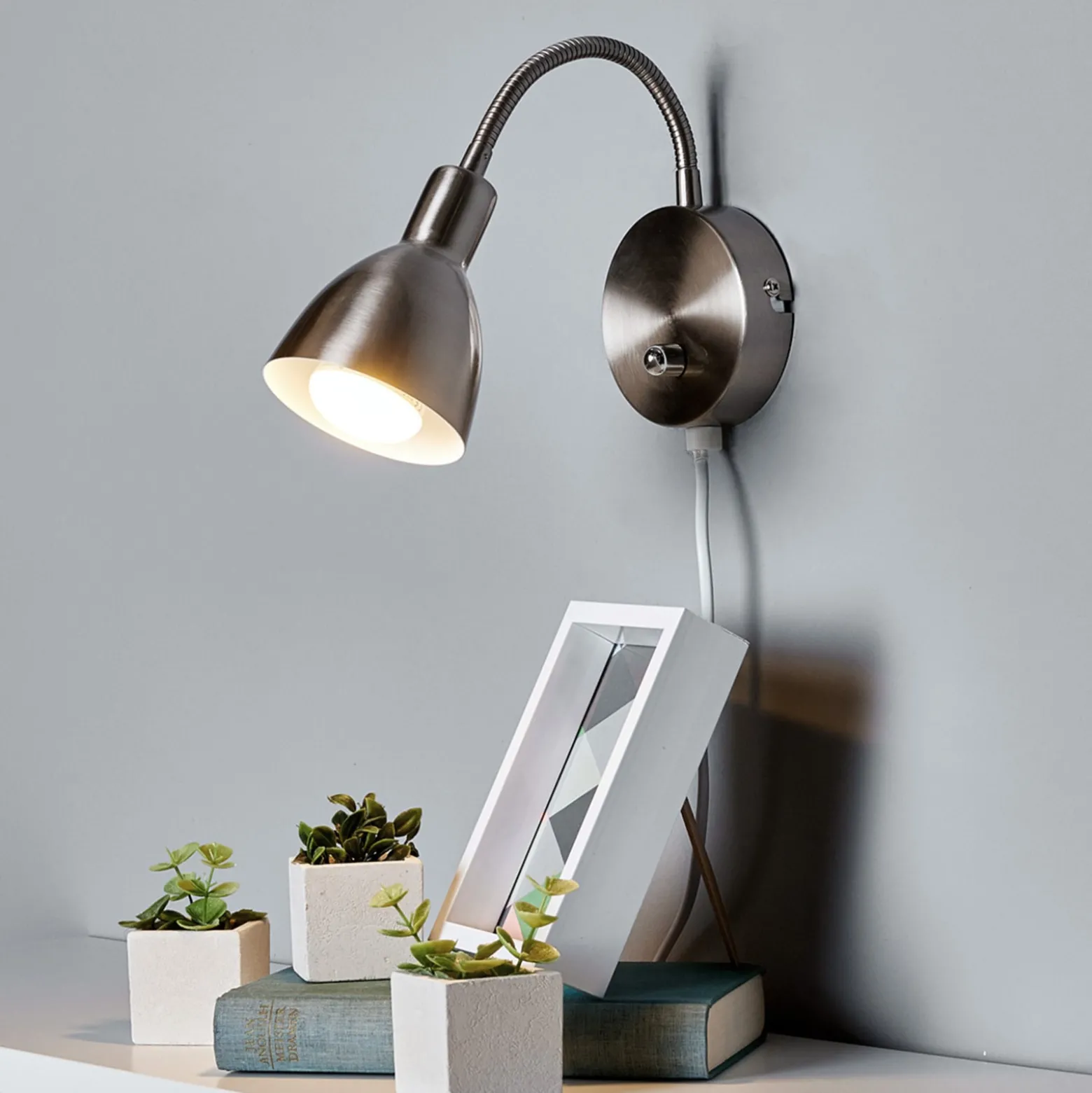 Lindby seinävalaisin Amrei, nikkelin värinen, 42cm, pistoke, himmennettävä