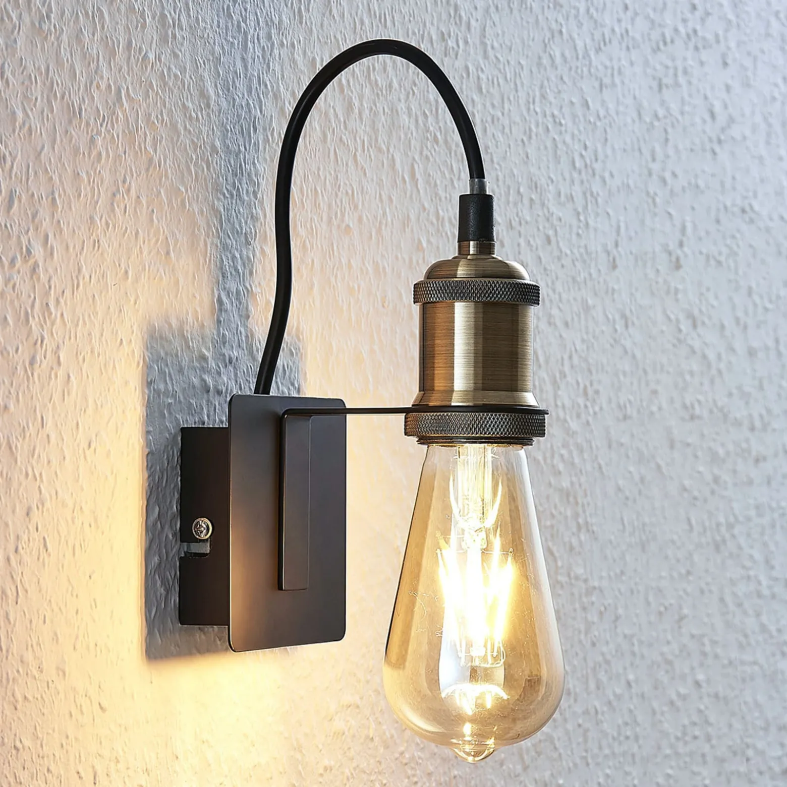 Lindby seinävalaisin Aurella, korkeus 16 cm, antiikkimessinki, metallia