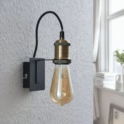 Lindby seinävalaisin Aurella, korkeus 16 cm, antiikkimessinki, metallia