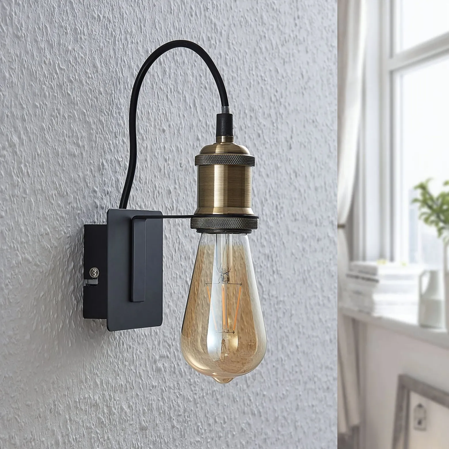 Lindby seinävalaisin Aurella, korkeus 16 cm, antiikkimessinki, metallia