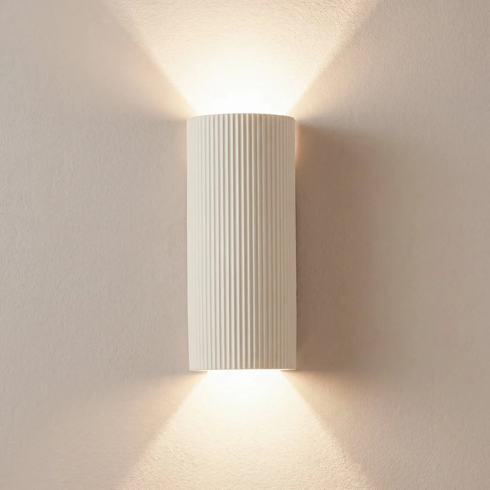 Lindby seinävalaisin Colja, pyöreä, korkeus 30,5 cm, kipsi, beige