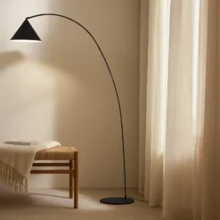 Lindby Triangolo -kaarilamppu, musta, korkeus 195 cm, metalli E27