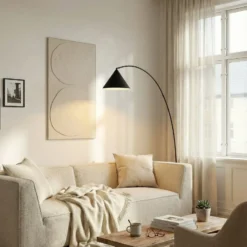 Lindby Triangolo -kaarilamppu, musta, korkeus 195 cm, metalli E27