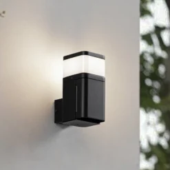 Lindby ulkoseinälamppu Teyon, pistorasialla, musta, IP44 G9