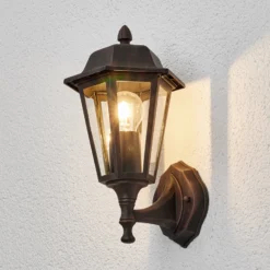 Lindby ulkoseinävalaisin Lamina, pistorasia yläosassa, lyhty, E27