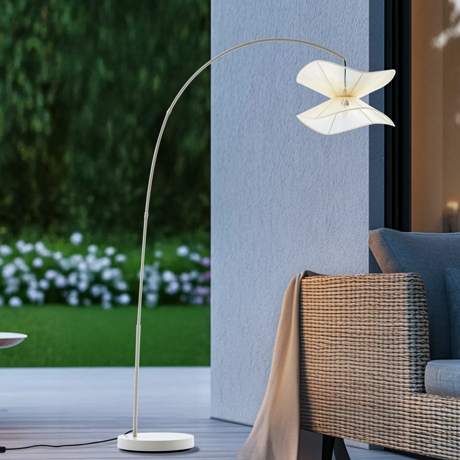 Lindby ulkotilojen lattiavalaisin Valdorin, beige, 199 cm, IP44
