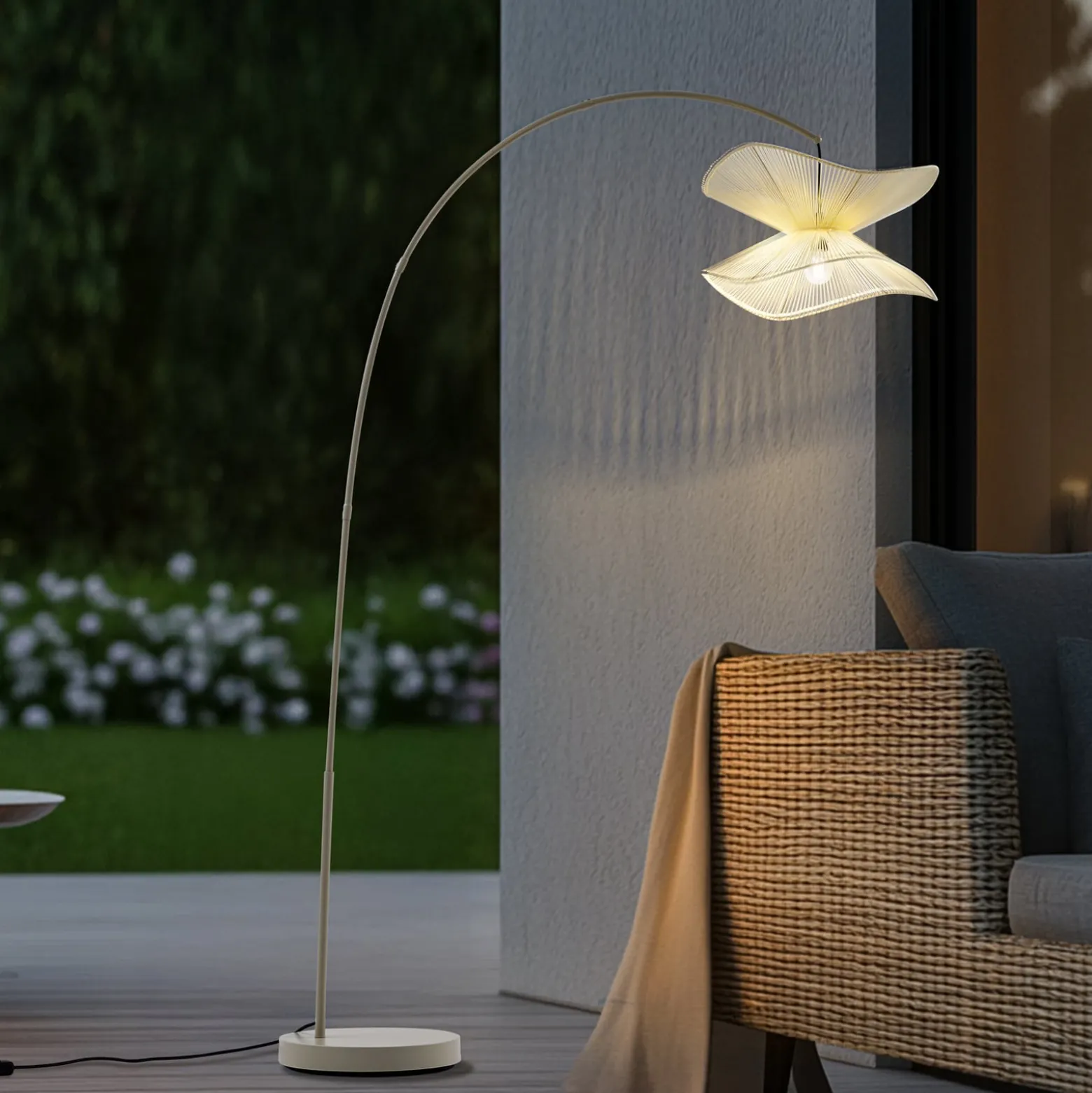 Lindby ulkotilojen lattiavalaisin Valdorin, beige, 199 cm, IP44
