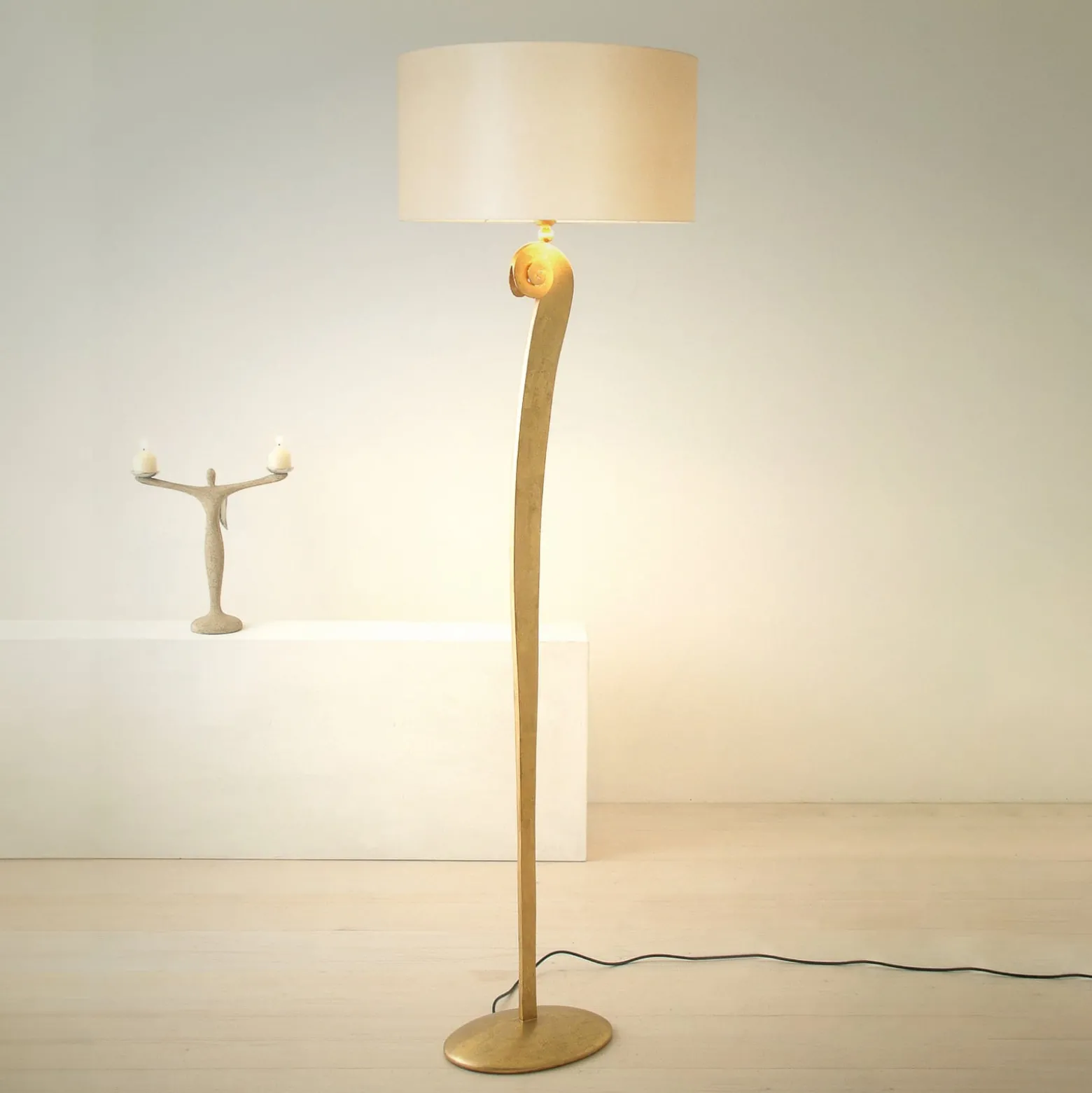 Lino-lattiavalaisin, kullanvärinen/ecru, korkeus 160 cm, rauta