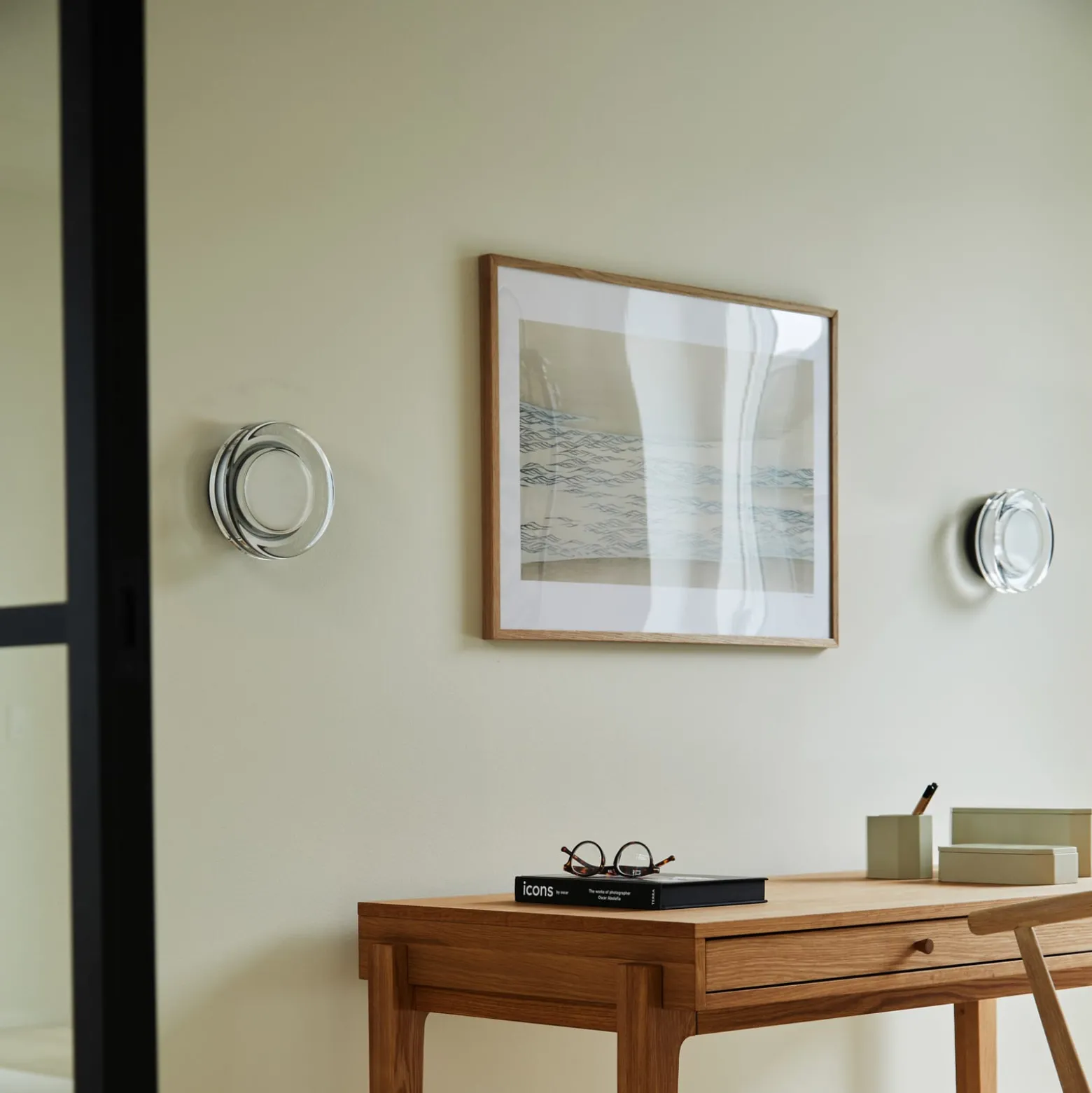LOOM DESIGN Hugo LED-seinävalaisin, musta/kirkas, Ø17cm, IP65