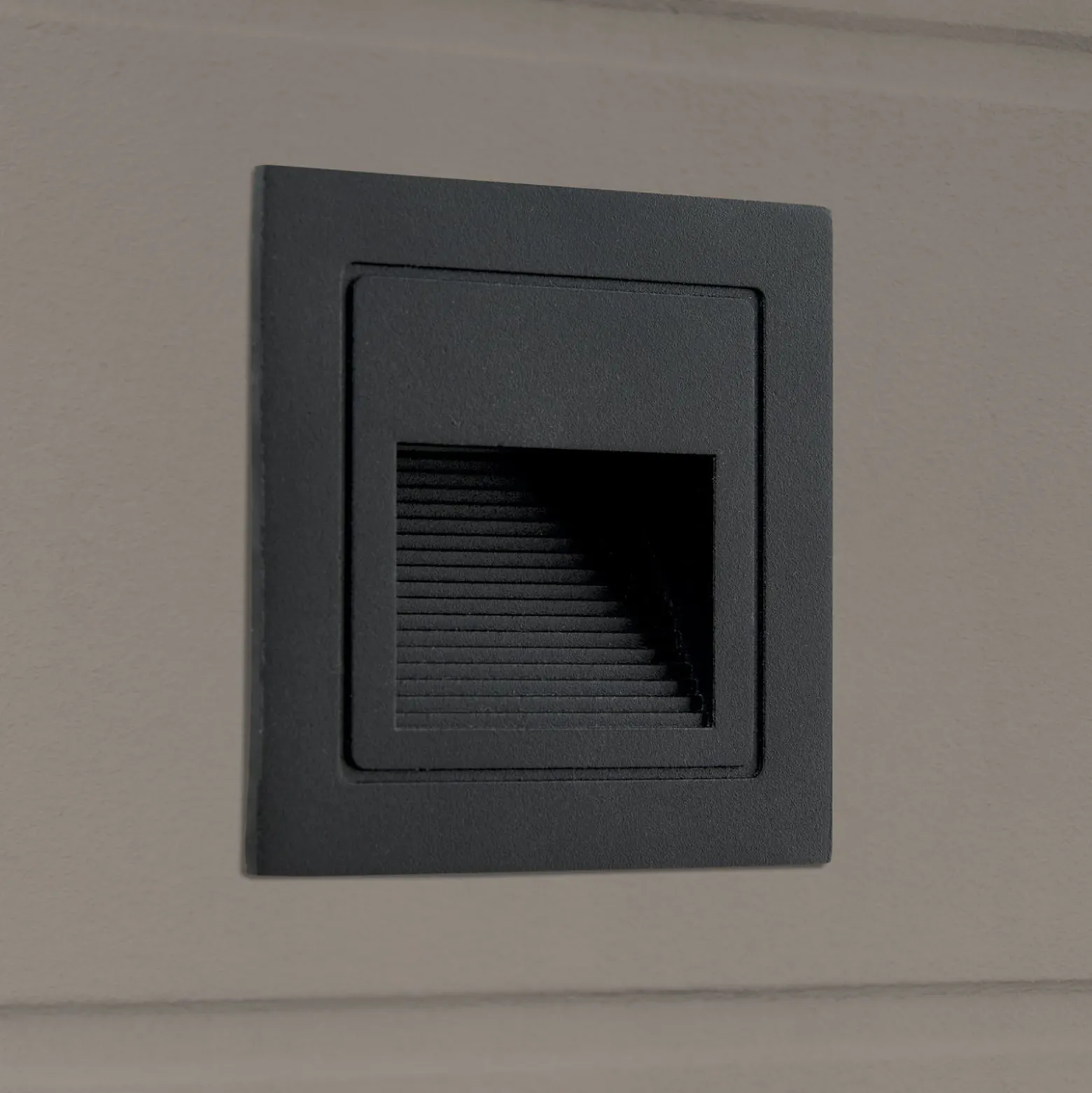 Loro LED upotettava seinävalaisin, musta, leveys 8,5 cm, alumiini