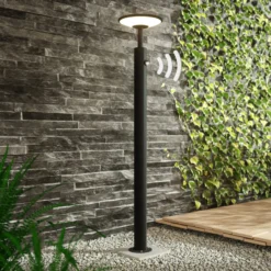 Lucande Fenia LED-pylväsvalaisin, 100 cm, anturi, IP54, antrasiittipunainen