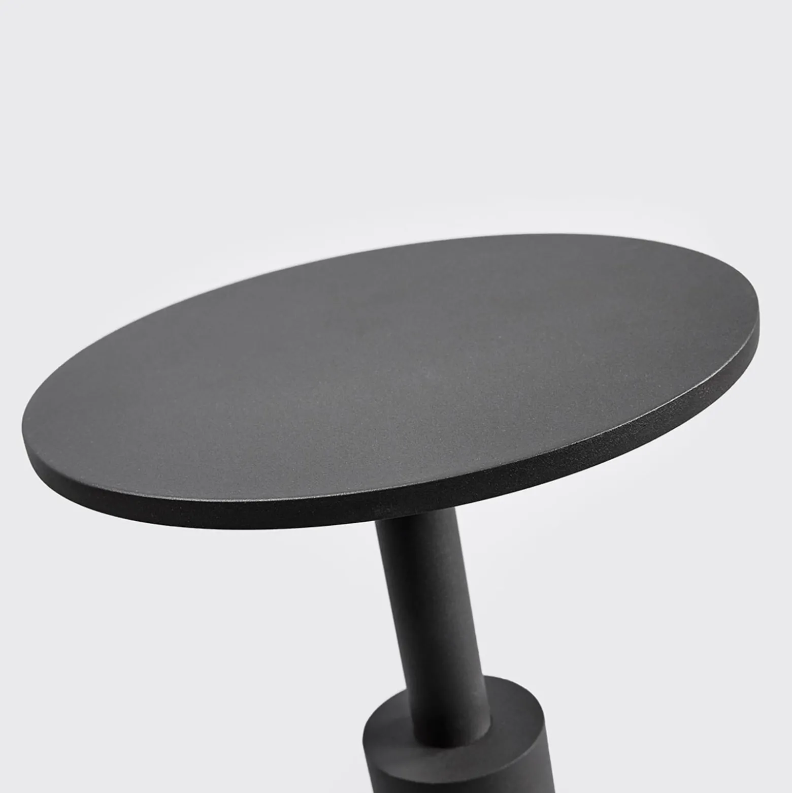 Lucande Fenia LED-pylväsvalaisin, 100 cm, anturi, IP54, antrasiittipunainen