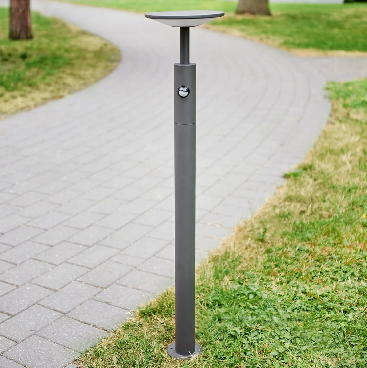 Lucande Fenia LED-pylväsvalaisin, 100 cm, anturi, IP54, antrasiittipunainen
