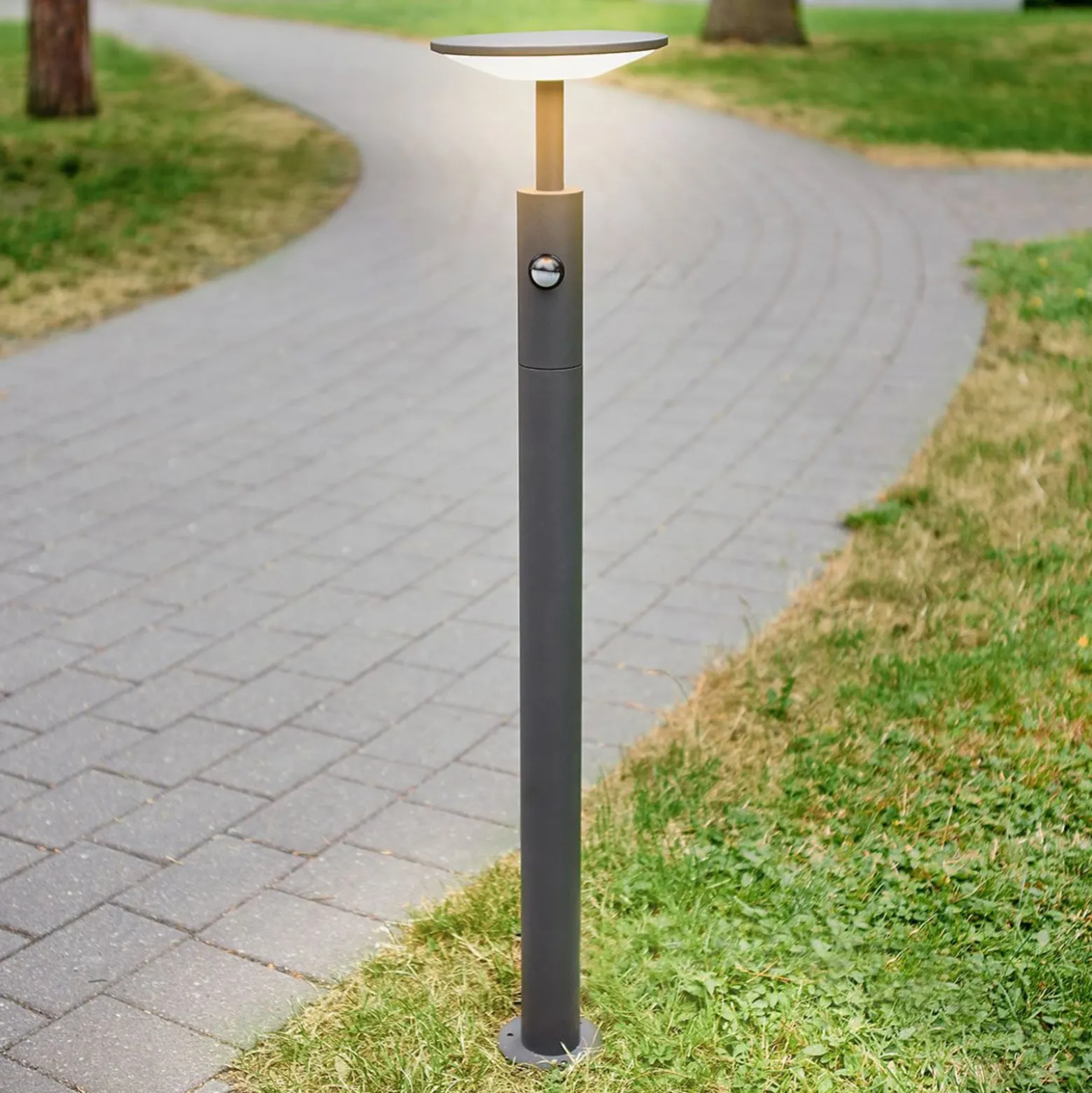 Lucande Fenia LED-pylväsvalaisin, 100 cm, anturi, IP54, antrasiittipunainen