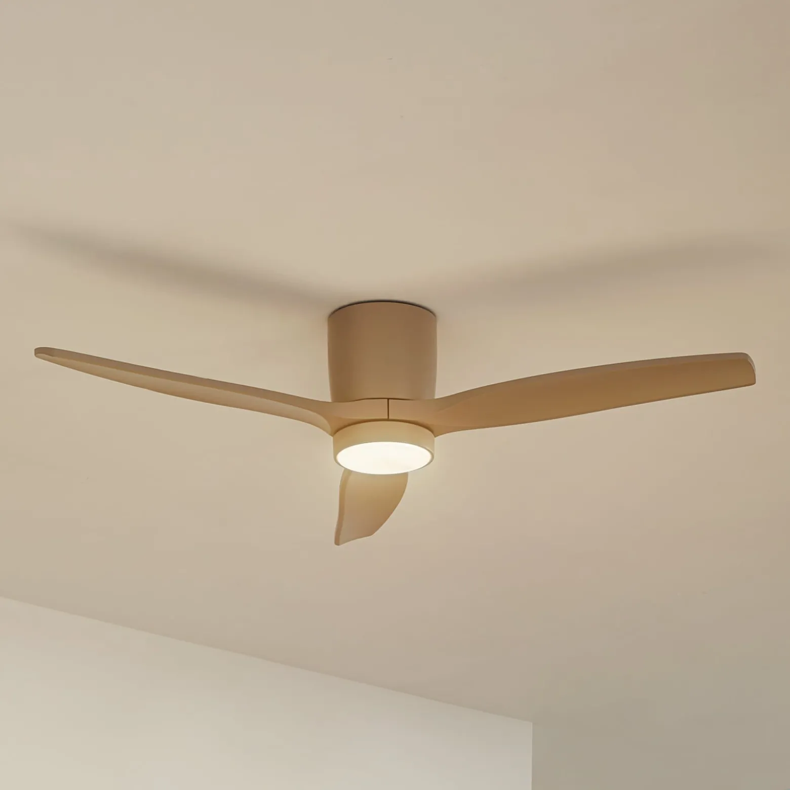 Lucande LED-kattotuuletin Sorin, beige, DC, hiljainen, IP44