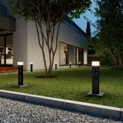 Lucande LED-pollarilamppu Corban, harmaa, pistorasiat, IP44