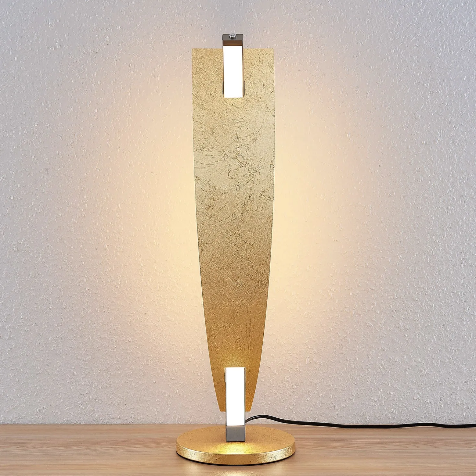 Lucande LED-pöytävalaisin Marija, kullanvärinen, himmennettävä, 62 cm