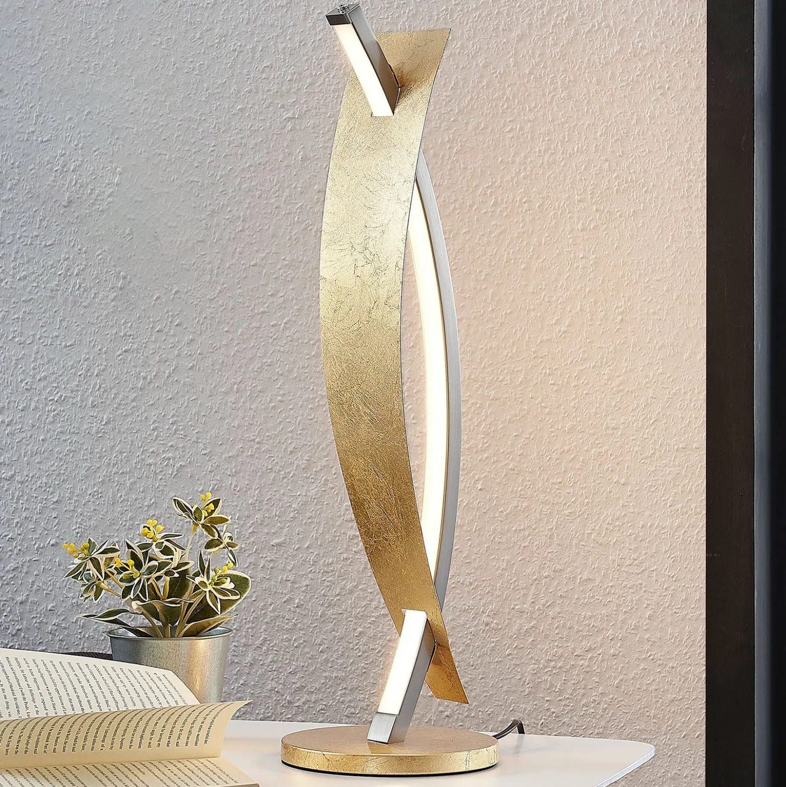Lucande LED-pöytävalaisin Marija, kullanvärinen, himmennettävä, 62 cm