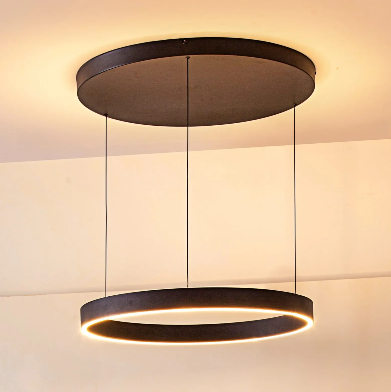 Lucande LED-riippuvalaisin Philine, Ø 60 cm, musta, rautaa