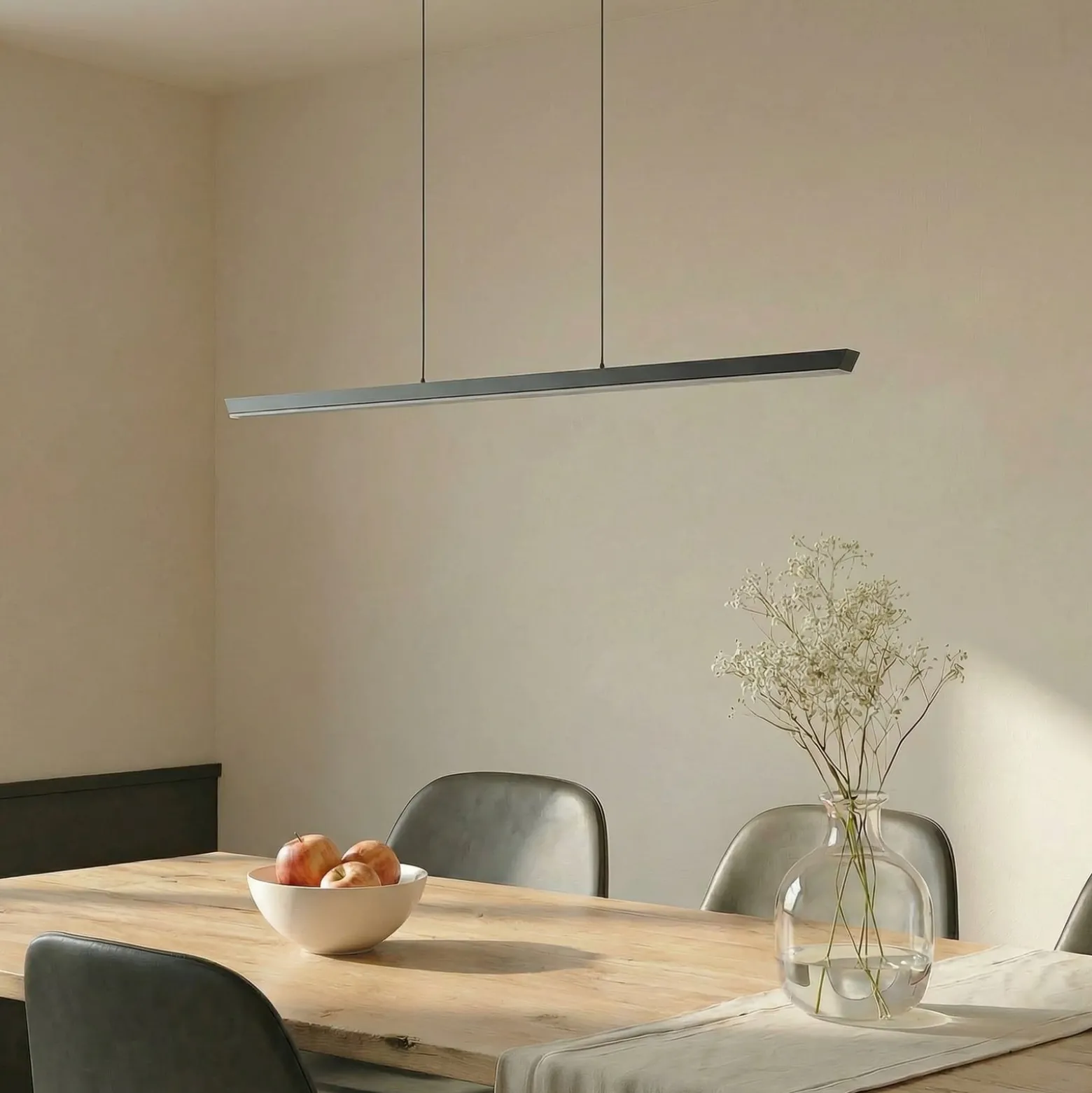 Lucande LED-riippuvalaisin Solvar, 117 cm, musta, CCT, himmennettävä
