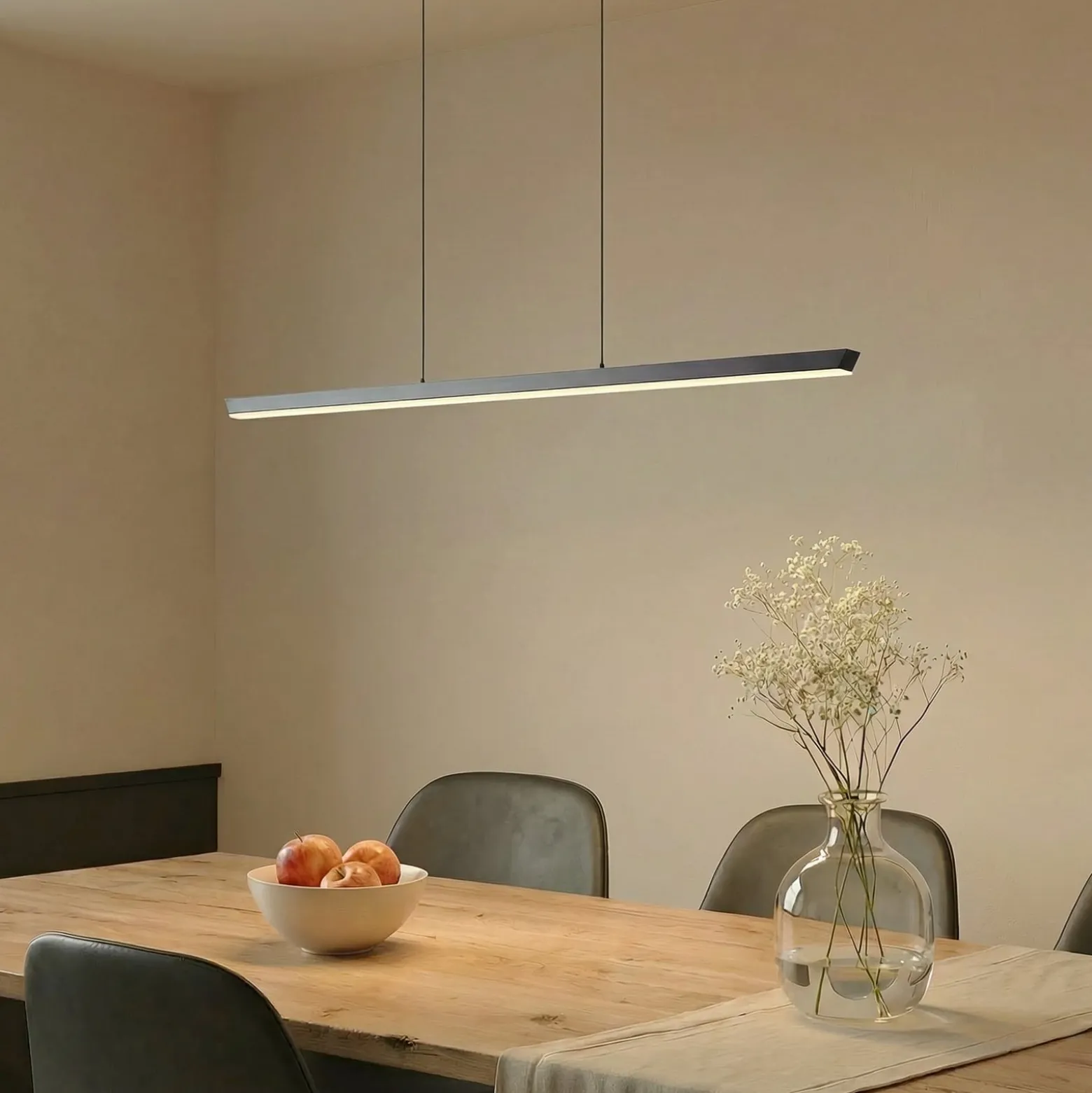 Lucande LED-riippuvalaisin Solvar, 117 cm, musta, CCT, himmennettävä