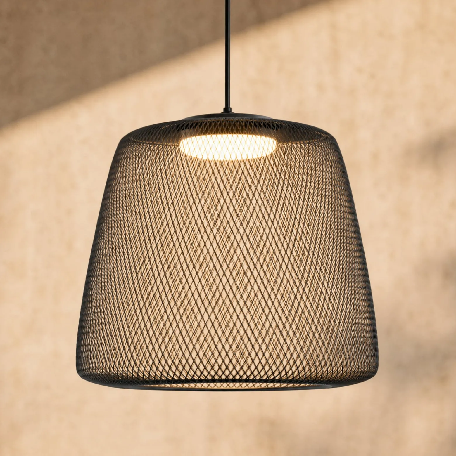 Lucande LED-riippuvalaisin ulos Korvyn, musta, Ø50 cm, portaattomasti