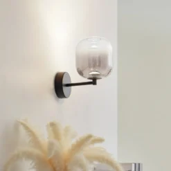 Lucande LED-seinävalaisin Avelina, savunharmaa