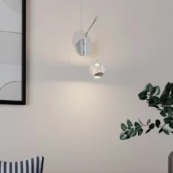 Lucande LED-seinävalaisin Hayley, krominvärinen, lasi, korkeus 34 cm
