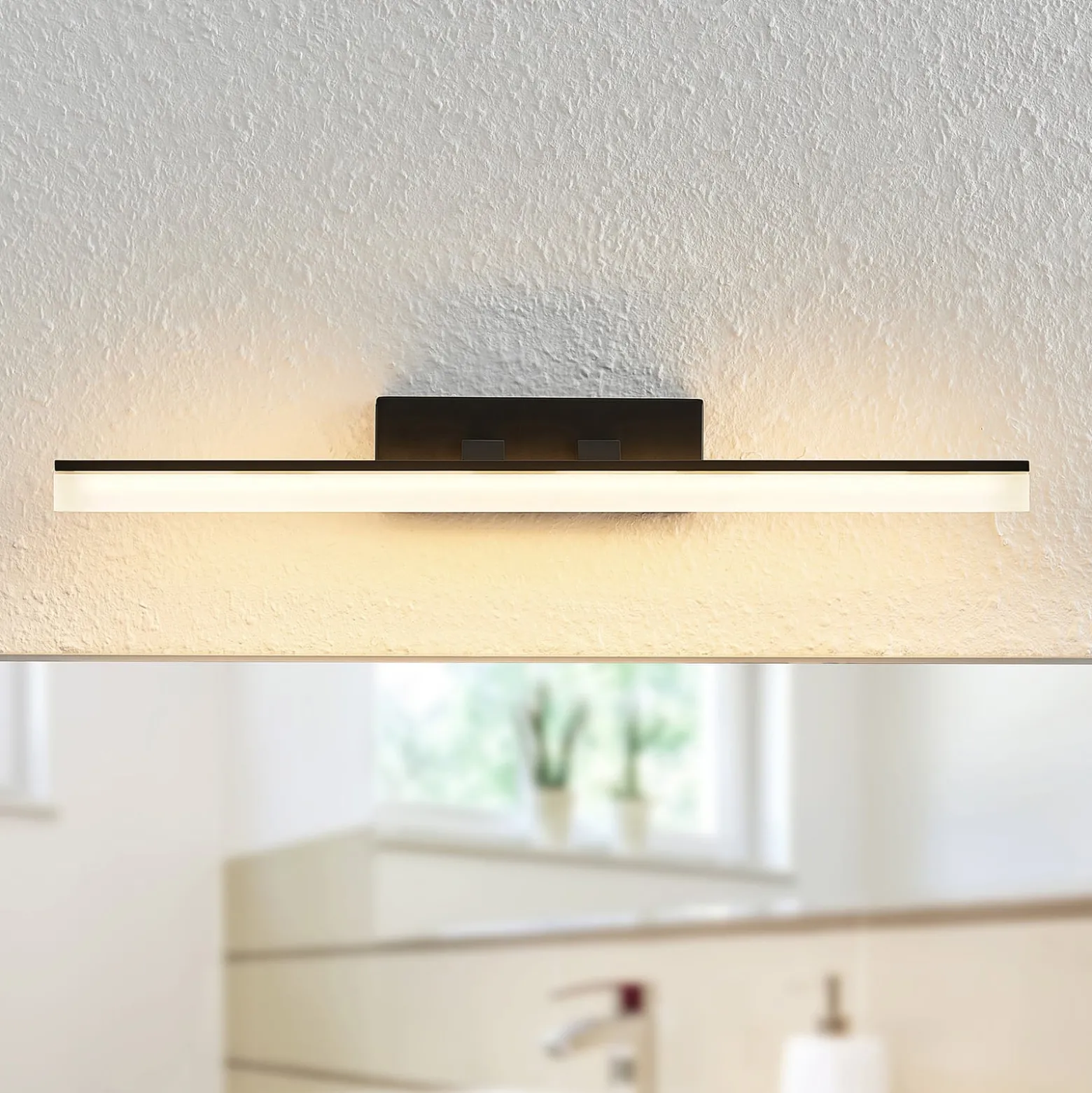 Lucande LED-seinävalaisin Lisana, vaakasuora, 46 cm, IP44