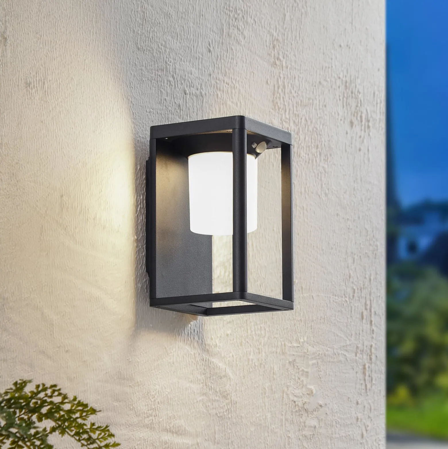 Lucande LED-seinävalaisin Tilena, musta, alumiini, anturi