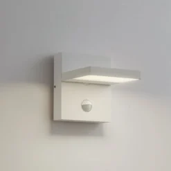 Lucande LED-ulkoseinälamppu Silvan, valkoinen, liiketunnistin, IP54, 16 cm