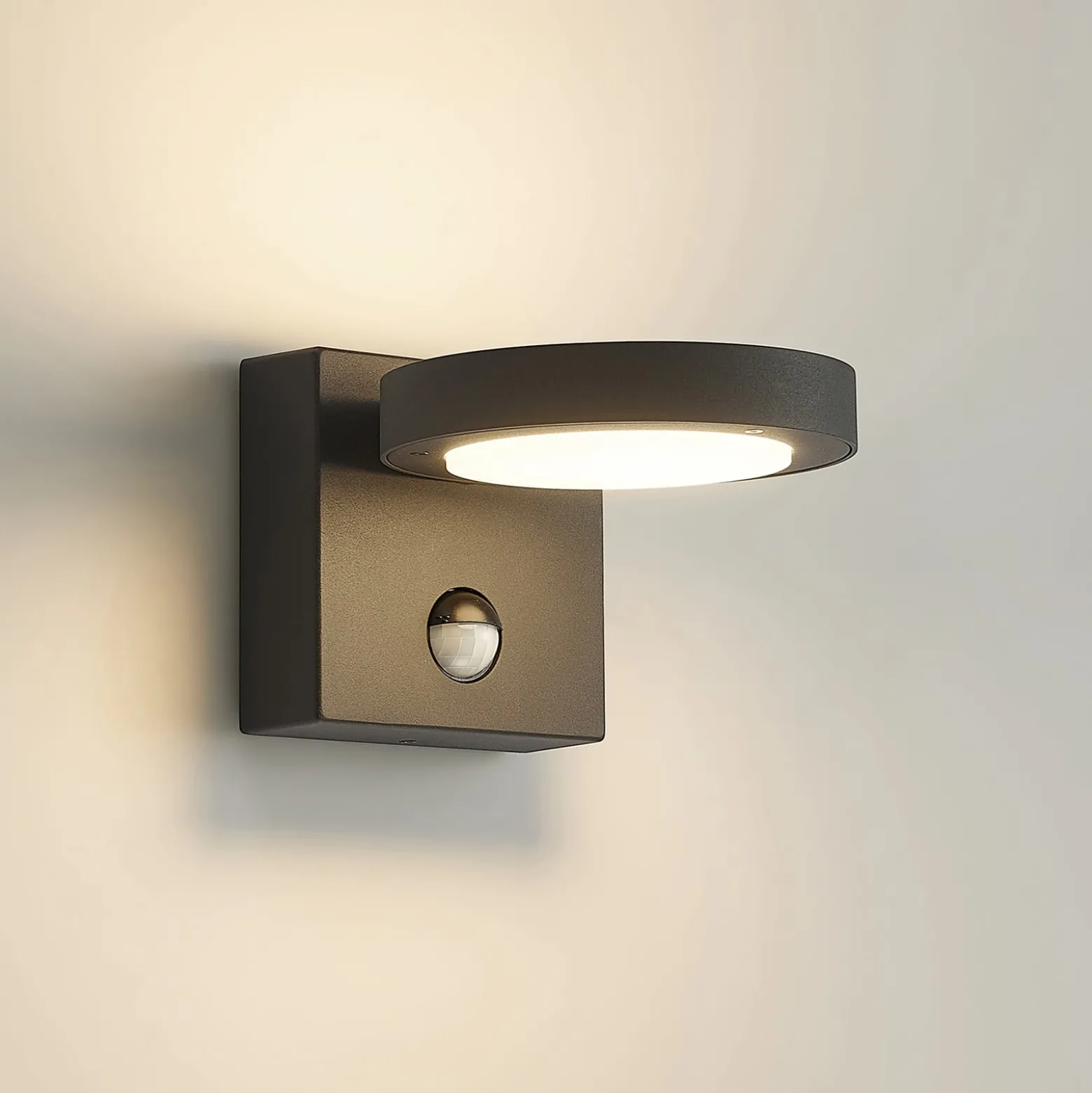 Lucande LED-ulkoseinävalaisin Belna, metalli, anturi, IP54