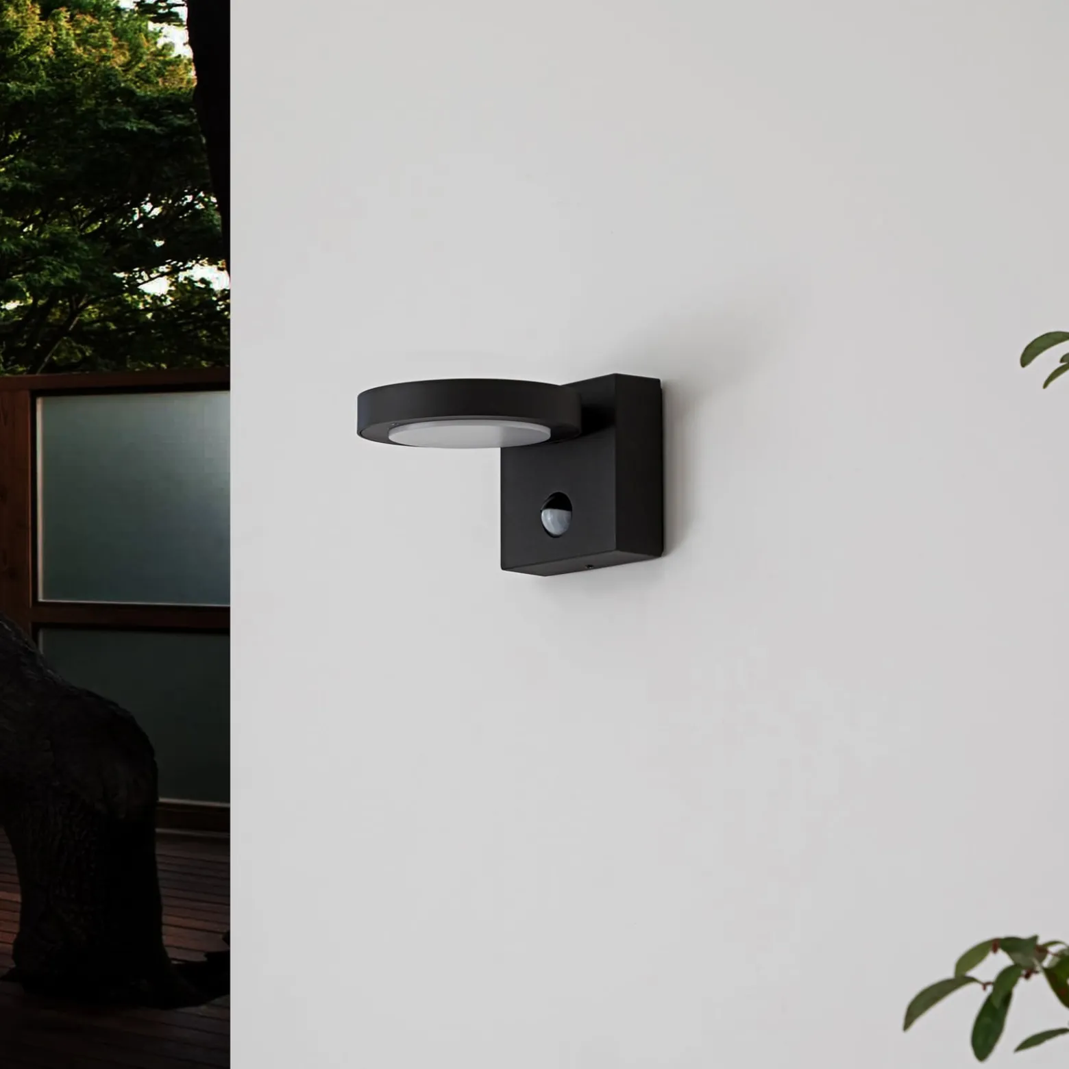 Lucande LED-ulkoseinävalaisin Belna, metalli, anturi, IP54