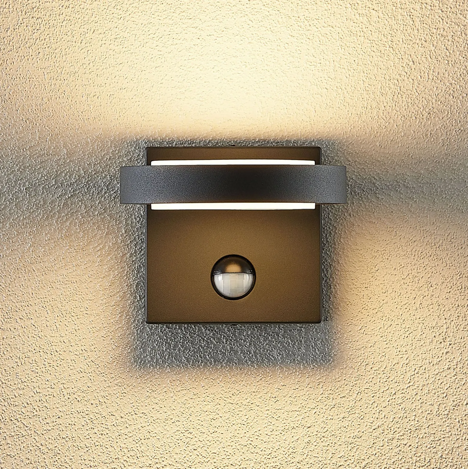 Lucande LED-ulkoseinävalaisin Belna, metalli, anturi, IP54