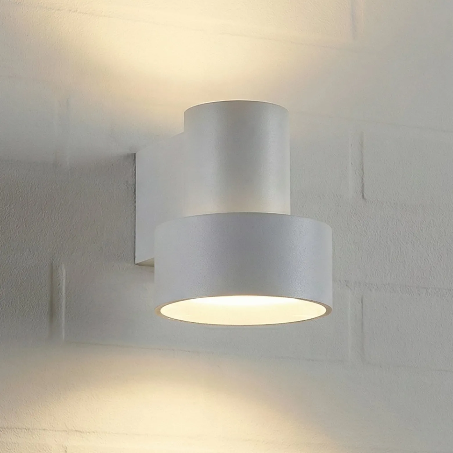 Lucande LED-ulkoseinävalaisin Elune, vaaleanharmaa, IP44, ylös/alas