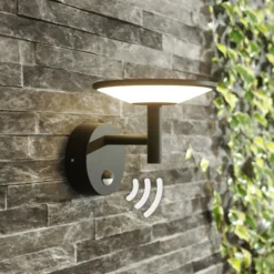 Lucande LED-ulkoseinävalaisin Fenia, anturi, IP54, antrasiittipunainen