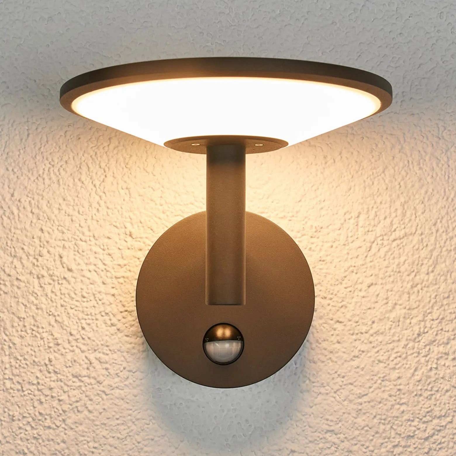 Lucande LED-ulkoseinävalaisin Fenia, anturi, IP54, antrasiittipunainen