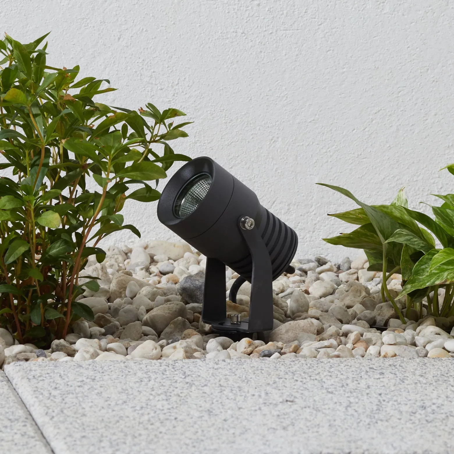 Lucande LED-ulkovalaisin Jon, maapiikki, säädettävissä, IP65