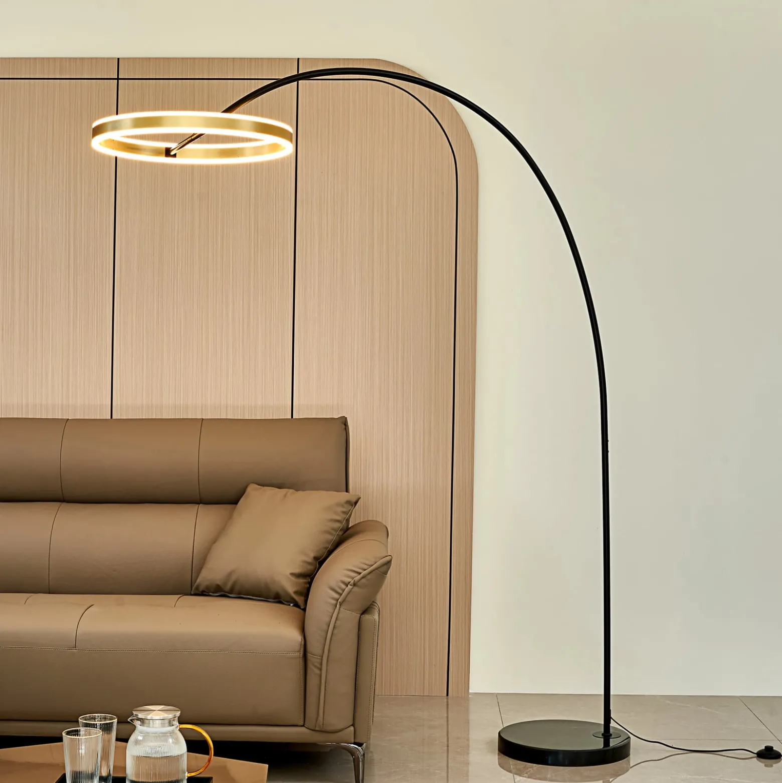 Lucande LED-valokaarilamppu Yekta, messinginvärinen, 183 cm, himmennettävä